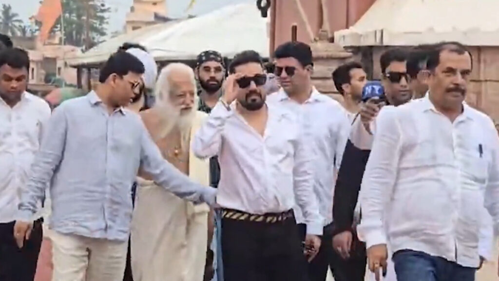 Bollywood Singer Mika Singh Prays at Puri Srimandir, Seeks Blessings of Lord Jagannath